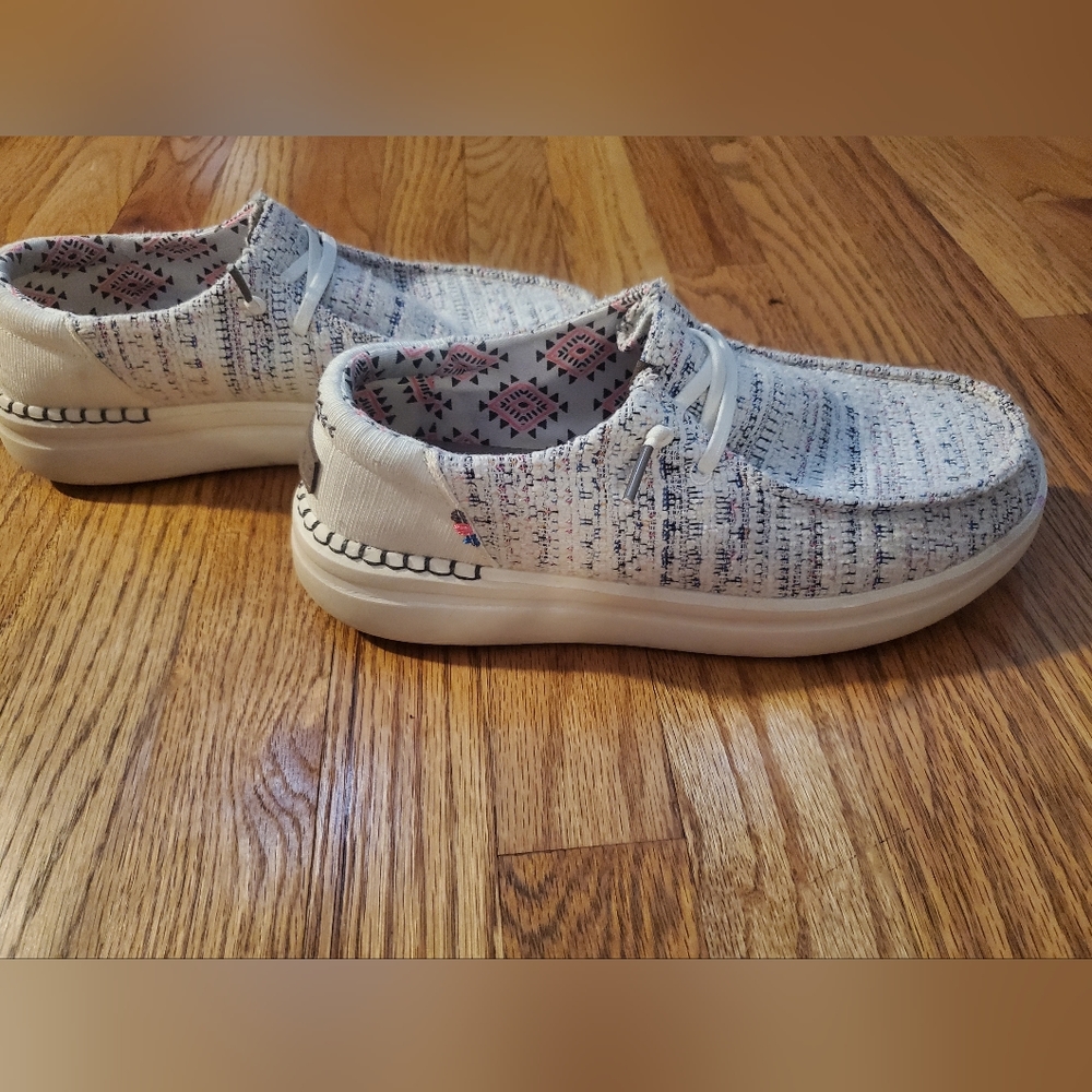 Hey Dudes size 9